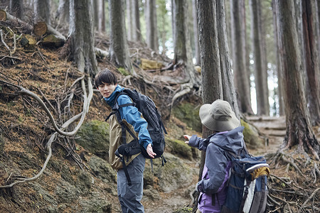 两个年轻人徒步登山探险图片