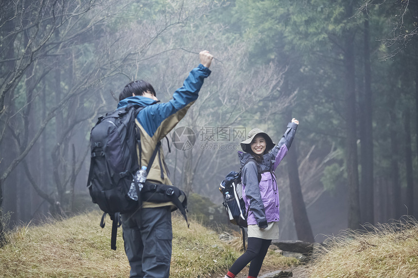 两个年轻人徒步登山探险图片