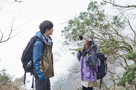 两个年轻人徒步登山探险图片