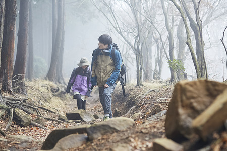 两个年轻人徒步登山探险图片