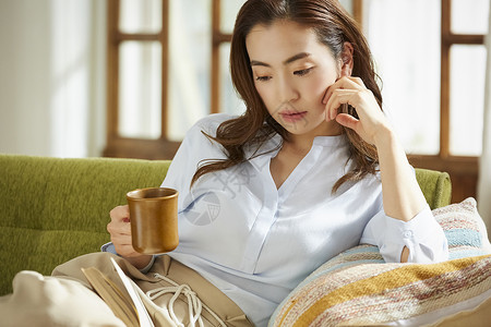 居家沙发上放松的青年女子图片