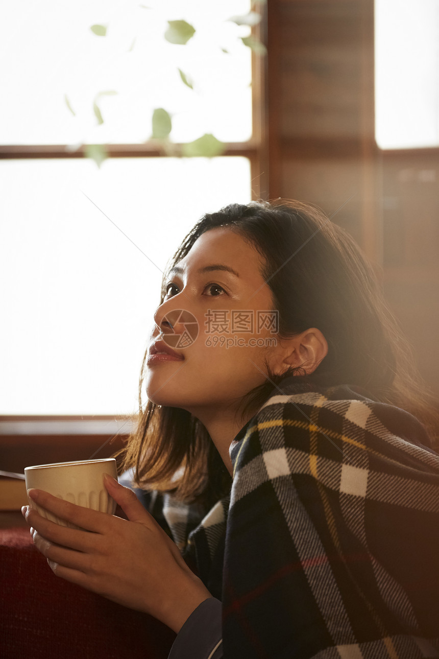 捧着咖啡的青年女子图片