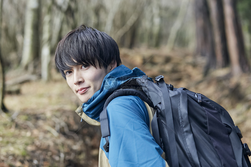 年轻男人徒步登山探险图片