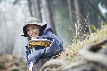 森林爬山休息的青年女性图片