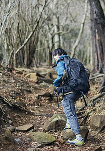 年轻男人徒步登山探险图片