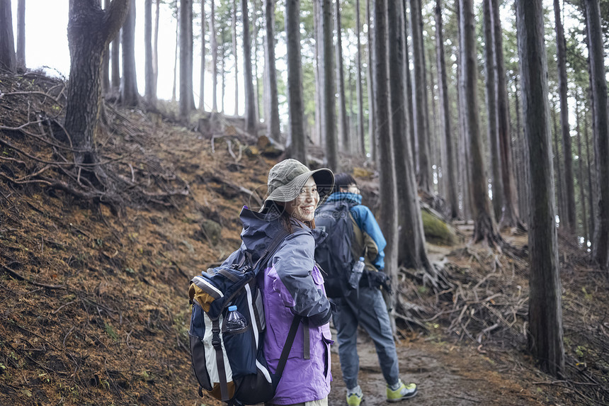 两个年轻人徒步登山探险图片