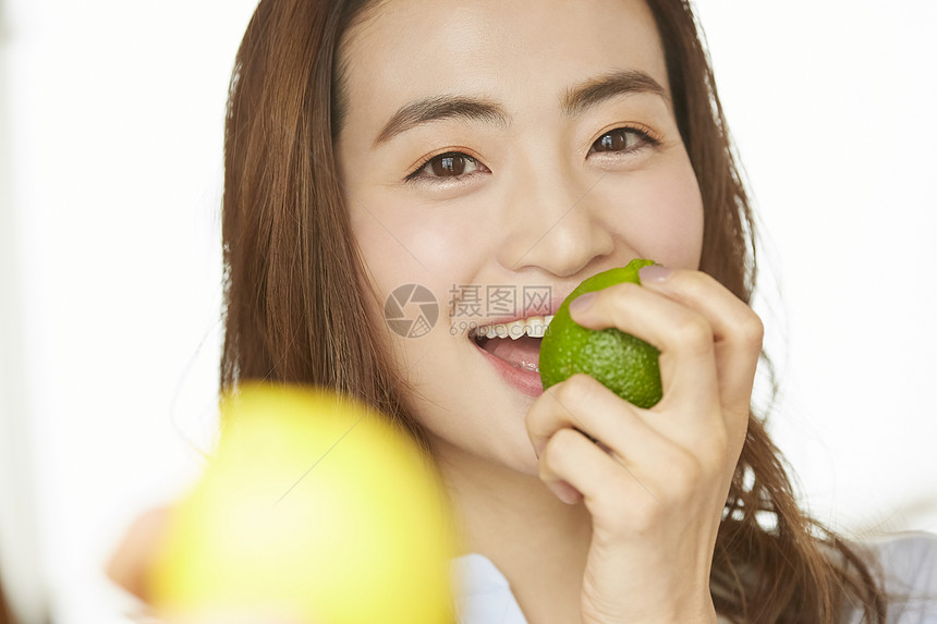 已婚的日本人举重一个女人在吃水果图片