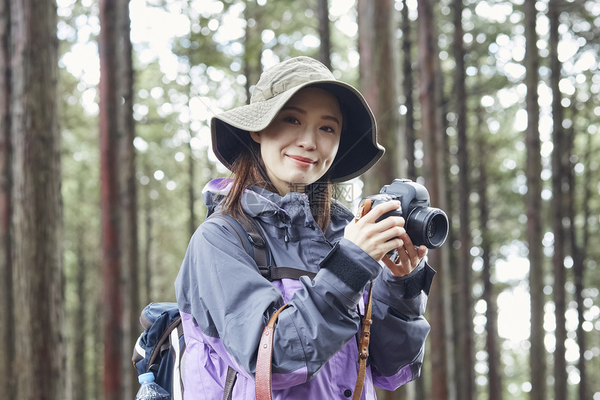 一人空白部分青年在山上拍照的女人图片