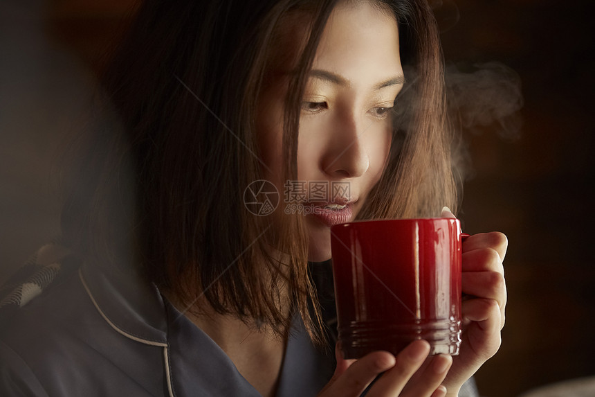 喝咖啡的青年女性图片