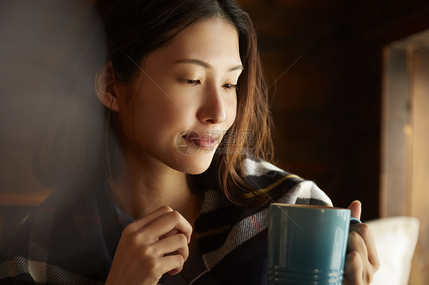 居家独自喝咖啡的年轻女子图片