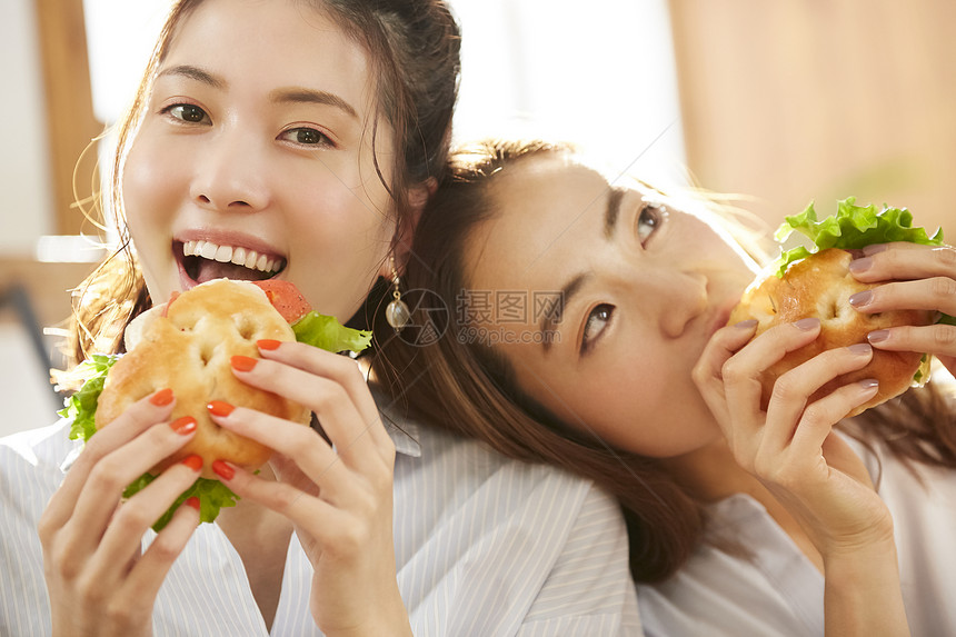 闺蜜一起吃美食用餐图片