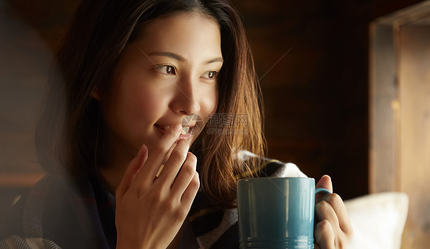 独自居家喝咖啡的青年女子图片