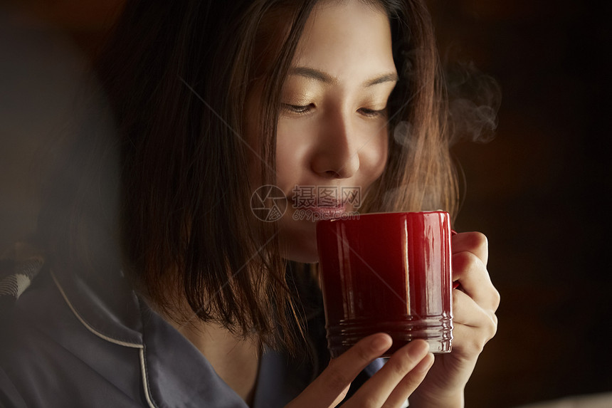 独自居家喝咖啡的青年女子图片