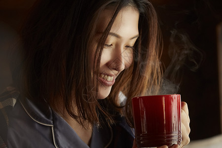 独自居家喝咖啡的青年女子高清图片
