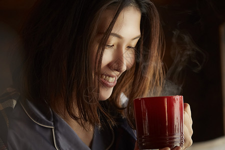 便装独自居家喝咖啡的青年女子背景