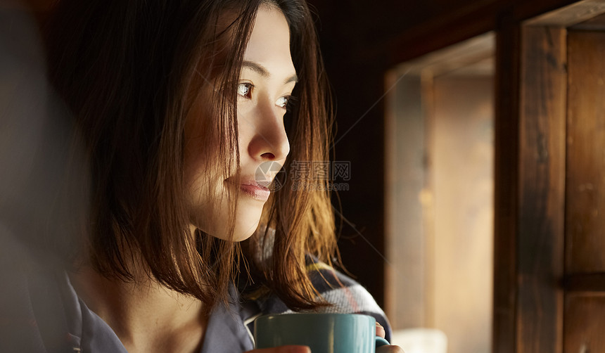 居家捧着咖啡的青年女子图片