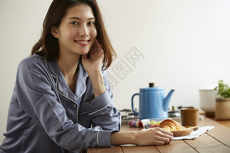 假期居家吃早餐的青年女子图片