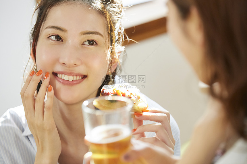 闺蜜聚会喝啤酒的青年女子图片