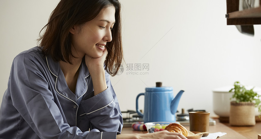 居家吃早餐的年轻女子图片