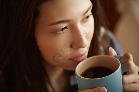 独自居家喝咖啡的年轻女子图片
