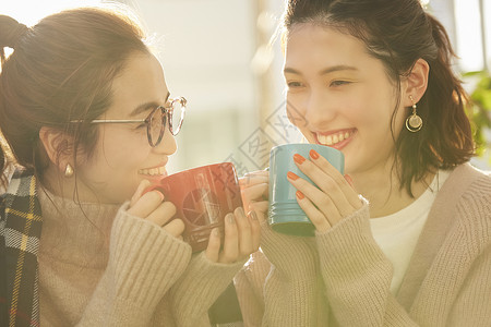 喝咖啡享受下午茶的青年女性图片