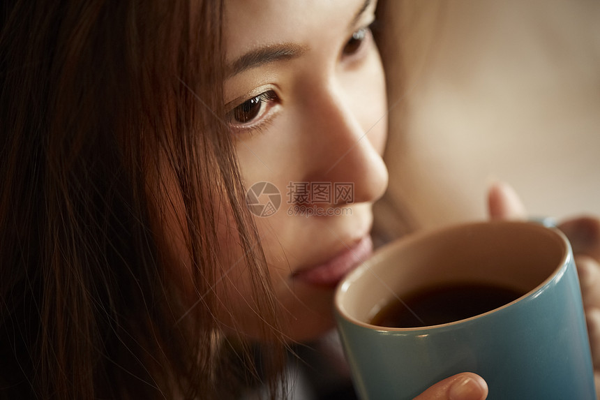 青年女子喝咖啡特写图片