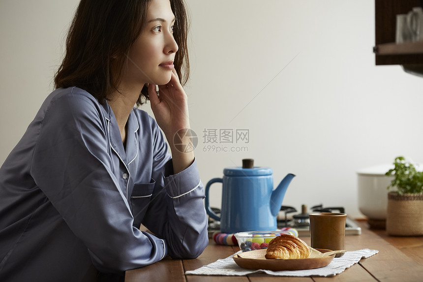 居家吃早餐的青年女子图片