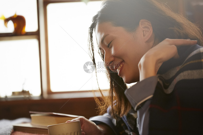 居家放松拿着咖啡的年轻女子图片