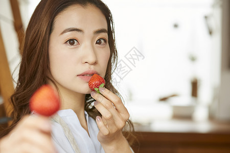 青年女子吃水果草莓高清图片