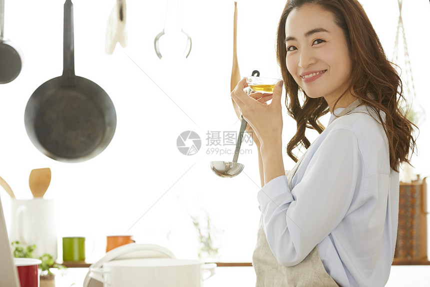 厨房制作料理的年轻女子图片