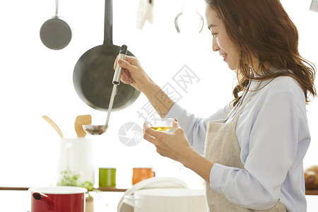 厨房里做饭的女青年图片