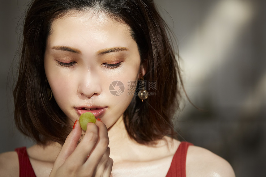 青年女子吃水果图片