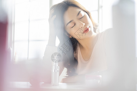 青年女性的惬意居家生活图片