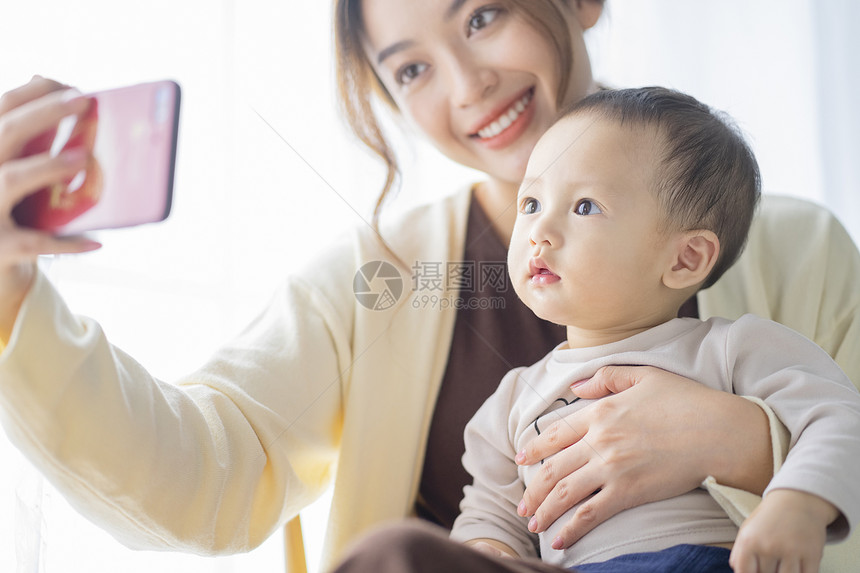 青年妈咪居家生活图片