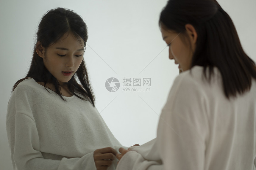 年轻妈妈居家办公图片