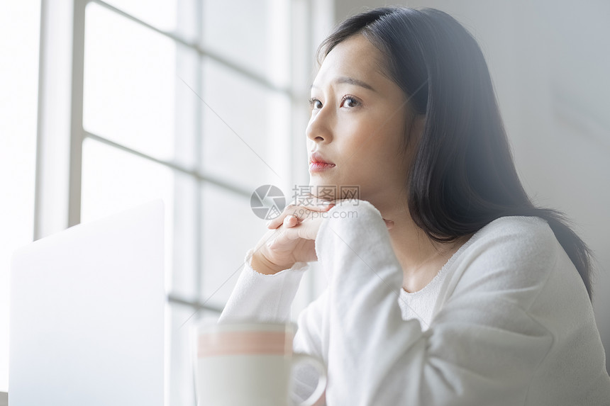 思考的年轻女子图片