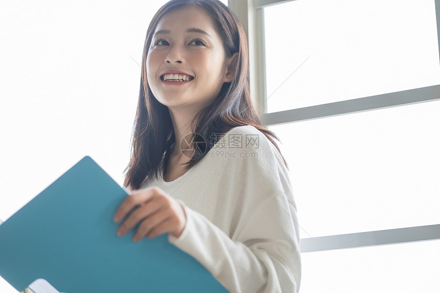 青年商务女性拿着文件夹图片