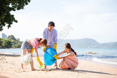 暑假兼职注意事项海滩上捡垃圾的年轻男女背景