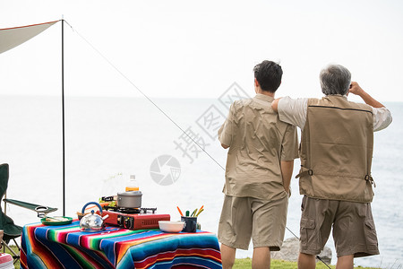 享受户外活动露营野餐的老人和年轻人背影图片