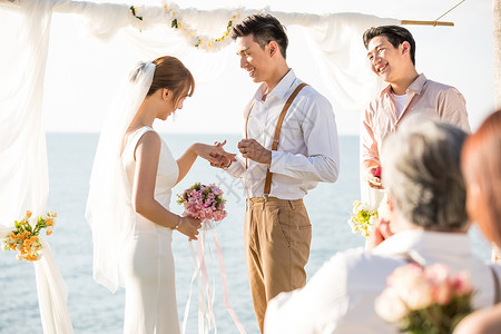 海边举行浪漫度假婚礼的新娘新郎图片