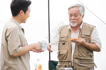 享受户外活动露营野餐的老人和年轻人图片