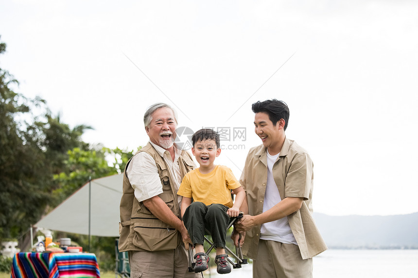 小学生旅游旅行者三代家庭享受户外活动图片