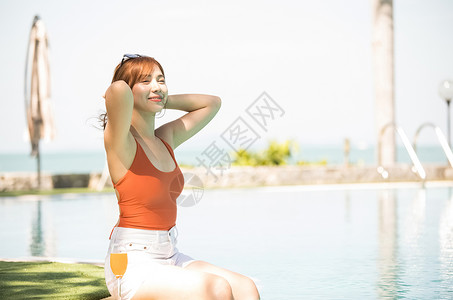 女生1人泛亚洲一个穿泳衣的女人享受度假之旅图片