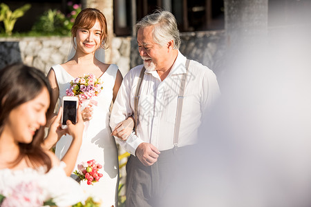 父母和小孩婚礼红毯欢闹浪漫度假婚礼背景图片