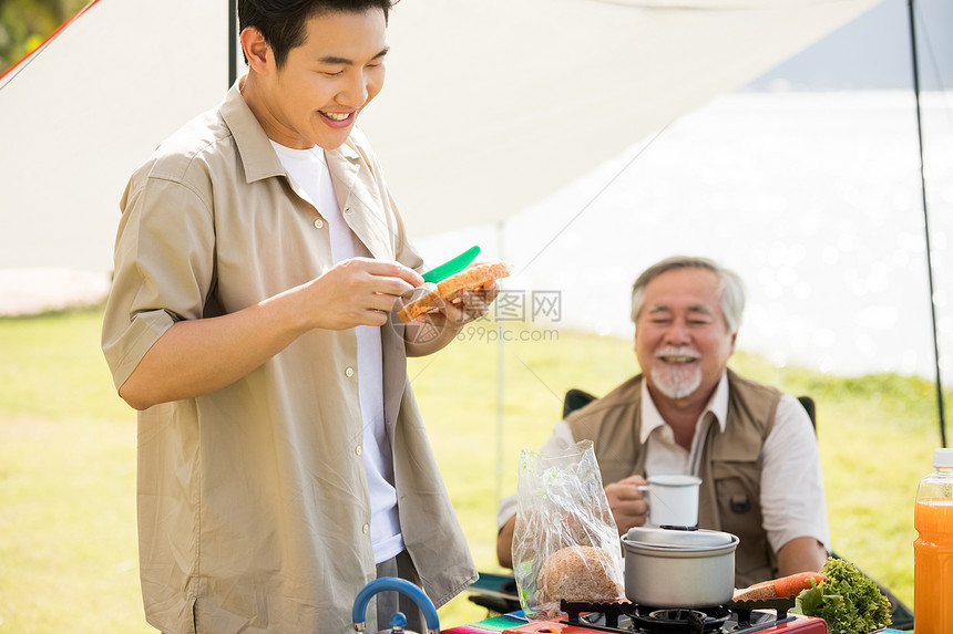 欢快模特肖像享受户外活动的老人和年轻人图片