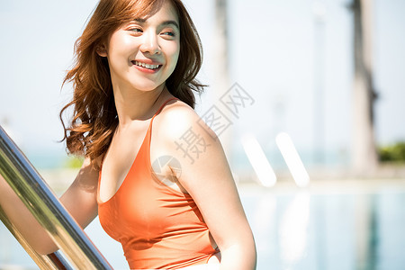 年轻女子活力人类一个穿泳衣的女人享受度假之旅图片