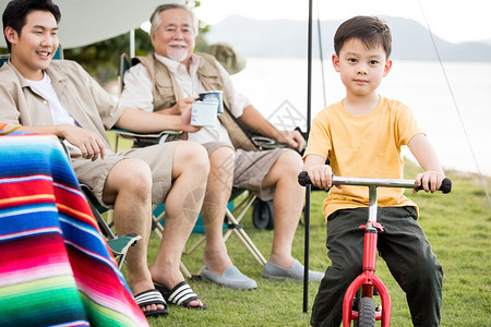男子儿子60多岁三代家庭享受户外活动图片