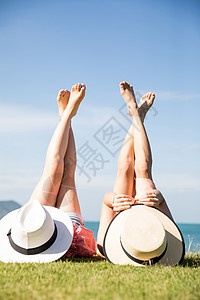 夏仰面躺海事的女人享受度假之旅高清图片