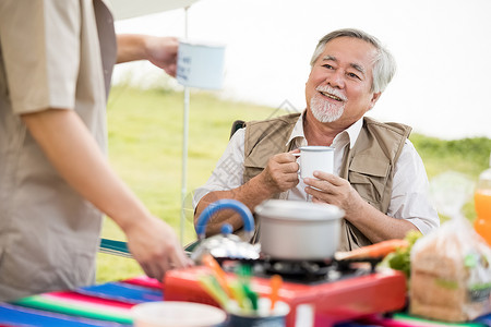 老年人父母和小孩料理享受户外活动的老人和年轻人图片