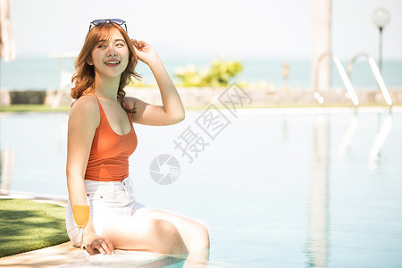 快乐少女旅游一个穿泳衣的女人享受度假之旅图片